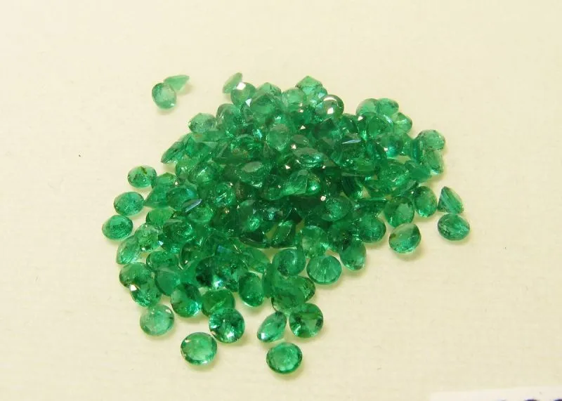 Подборка замбийских изумрудов разного веса и оттенков для семейной коллекции драгоценных камней